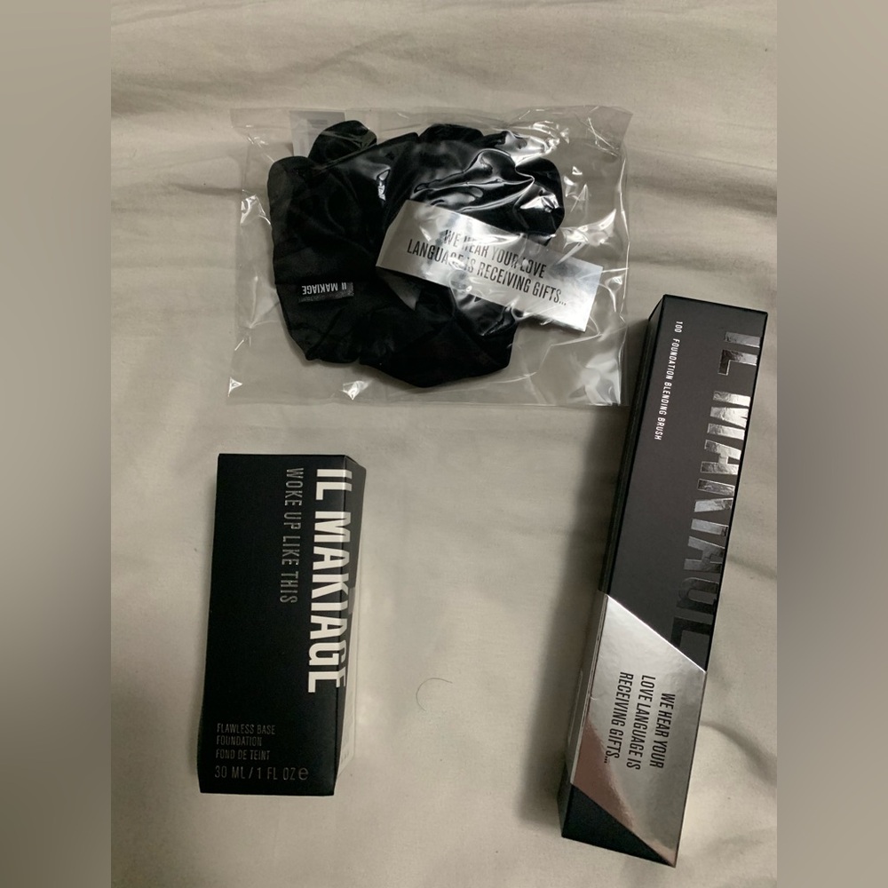 IL MAKIAGE New York Foundation & Brush Set